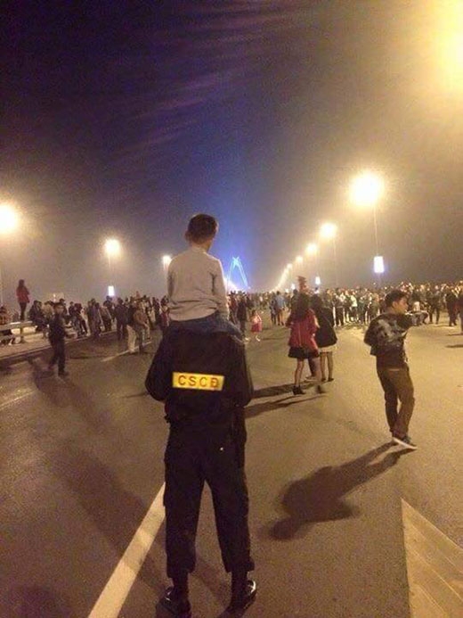 
	
	Khoảnh khắc một chiến sĩ cơ động đang cõng một cậu bé trên vai để giúp cậu nhìn thấy rõ pháo hoa hơn trên cầu Nhật Tân (Hà Nội) đã được dân mạng chụp lại và chia sẻ trên nhiều diễn đàn, mạng xã hội. Và khoảnh khắc đẹp ngay trong đêm giao thừa này khiến ai chứng kiến cũng thấy ấm lòng.